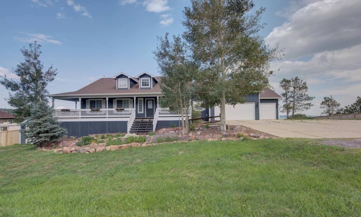 Monument House | Upper Unit: Raspberry Mountain Family Farmhouse