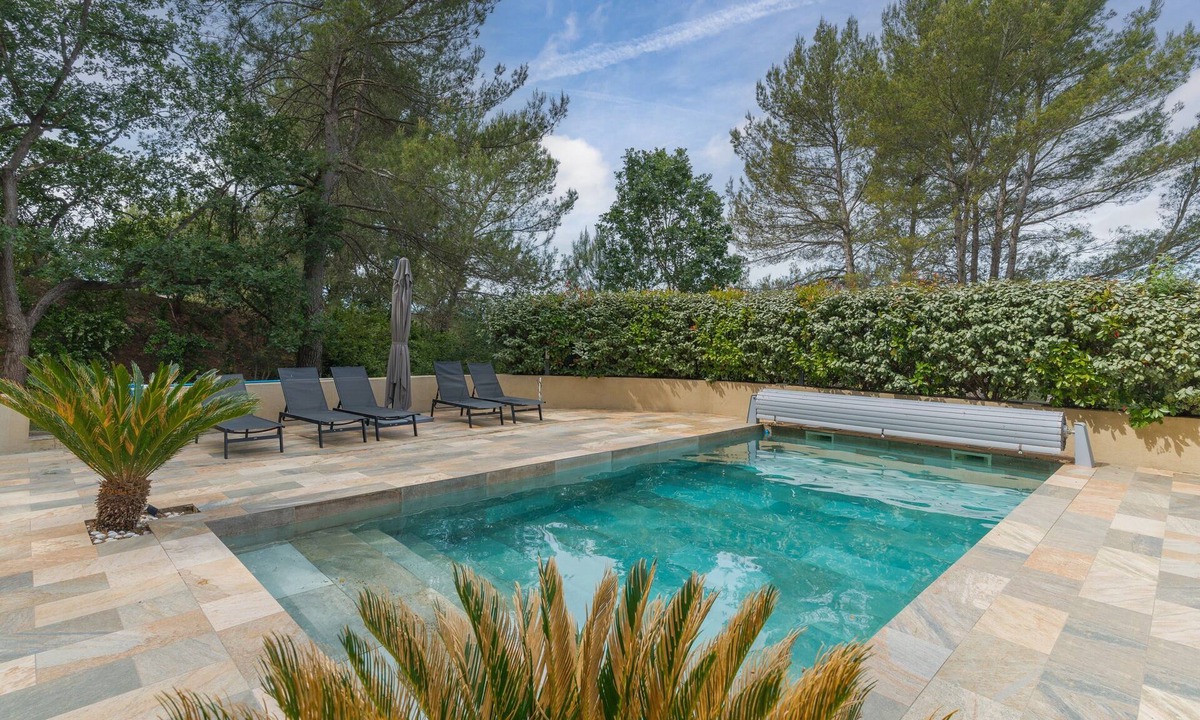 Rousset Apartment | Upper Villa with Sainte Victoire Mountain View, Shared Terrace, and Wi-Fi
