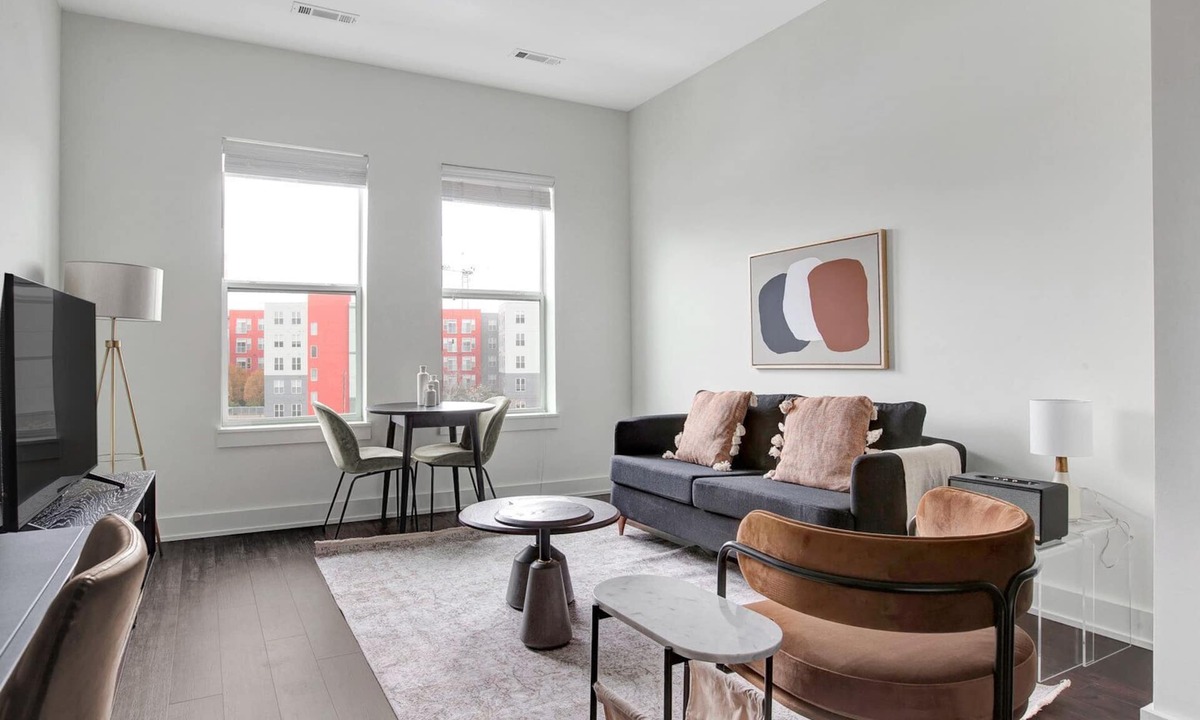 Cambridge Apartment | Upscale 1B w/W/D. Lots of amentities; Gym, Theatre, Pool. by Blueground