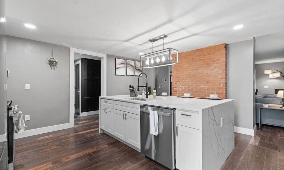 Shadyside Apartment | Upscale 2 Story Apartment w/8 beds| Free Parking