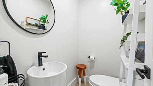 Sonoma House | Upscale 3 BD and Bonus, Pool, Spa, Minutes to Plaza