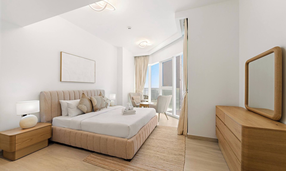 Jumeirah Lake Towers Apartment | Upscale and Chic 1BR with Canal Views, Pool & Gym