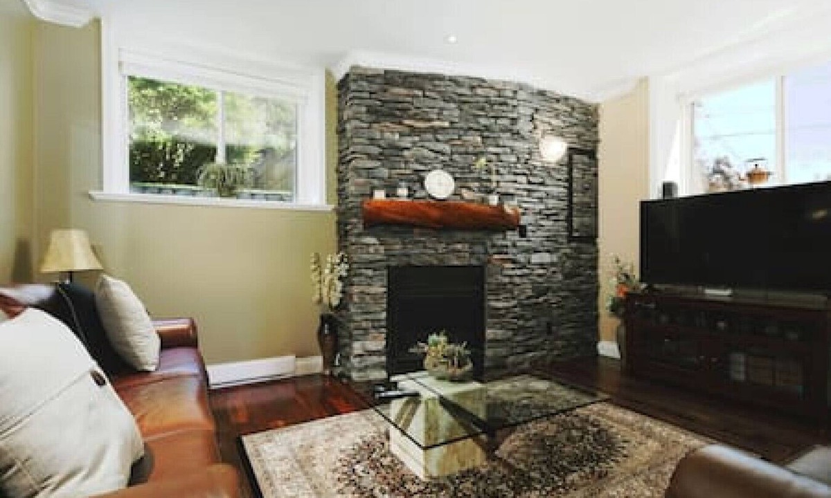 Saanich House | Upscale Character Home with Luxurious Amenities