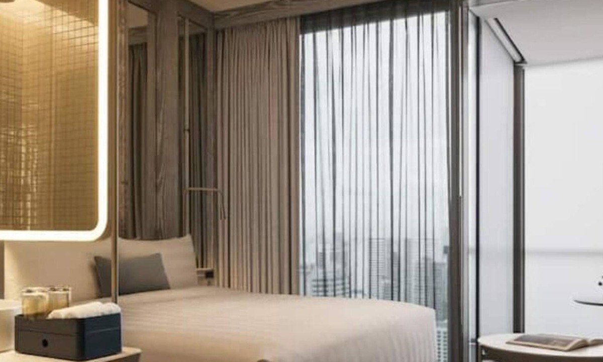 Orchard Hotel | Upscale Clean Tech Hotel Club King w Balcony Next to Famous Orchard Rd