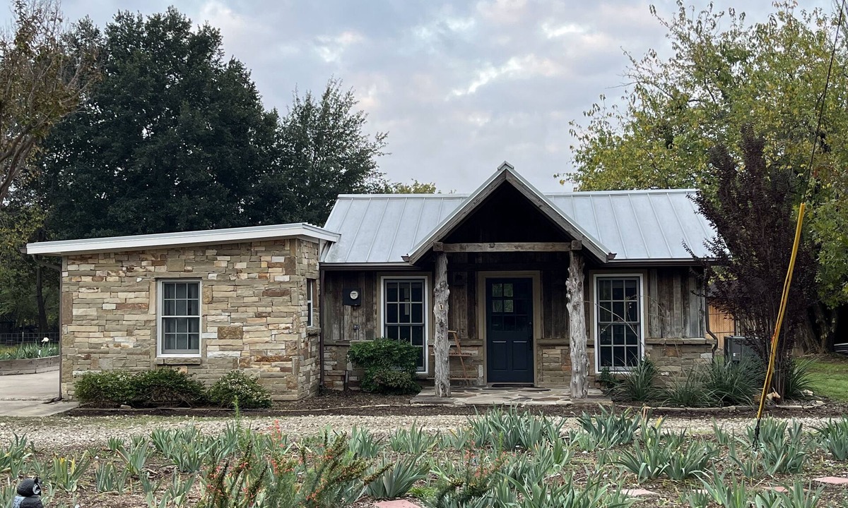 Flower Mound House | Upscale cottage on a farm in the middle of the city. Six miles to DFW airport.