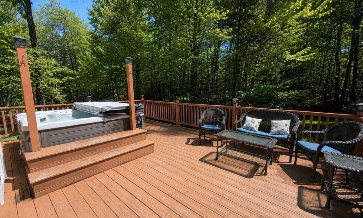Birch Hill House | Upscale, Dog friendly, Perfect for Families, Games, Hot tub