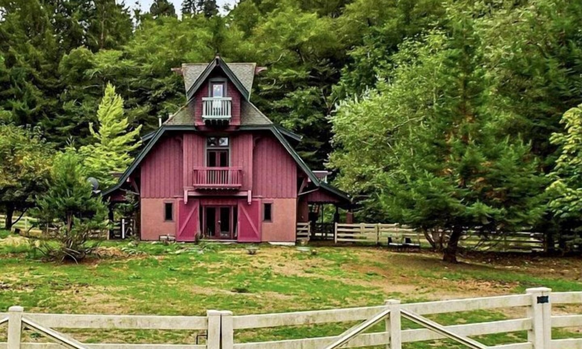 Berry Glenn Cabin | Upscale Farmhouse Cabin Encircled by Redwoods, Northern California