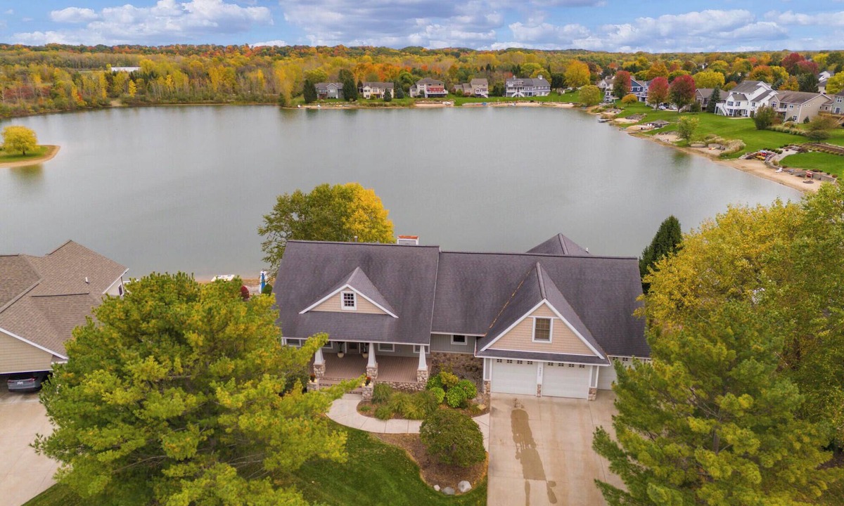 Jenison House | Upscale Grand Rapids Home for Extended Stay/Ideal for Relocation Professionals
