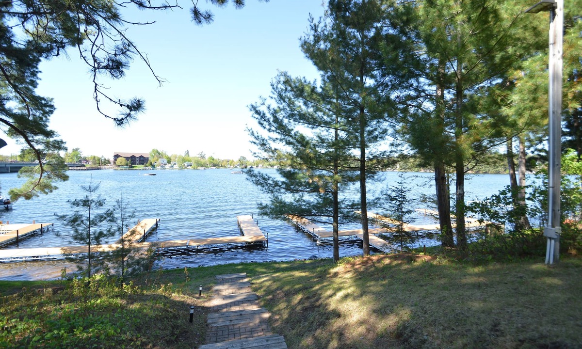 Minocqua House | Upscale Lakefront 3 Bdrm Townhouse on Lake Minocqua. Walk to Downtown!