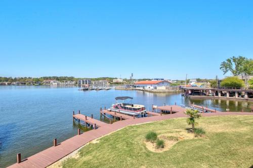 Lake Hamilton Apartment | Upscale Lakefront Retreat: Private Dock, Jetted Tub & Lake Hamilton Views