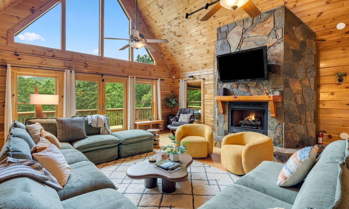 Black Mountain Cabin | Upscale Log Cabin PROMO! Hot Tub, Sauna, Theater+