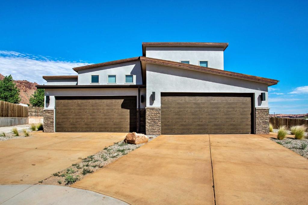 Moab South Valley House | Upscale Moab Townhome w/Hot Tub: 20 Min to Arches