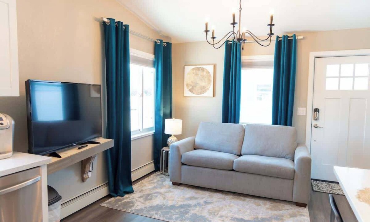 Palmer Bed & Breakfast | Upscale Mountain View Stay Steps to Downtown