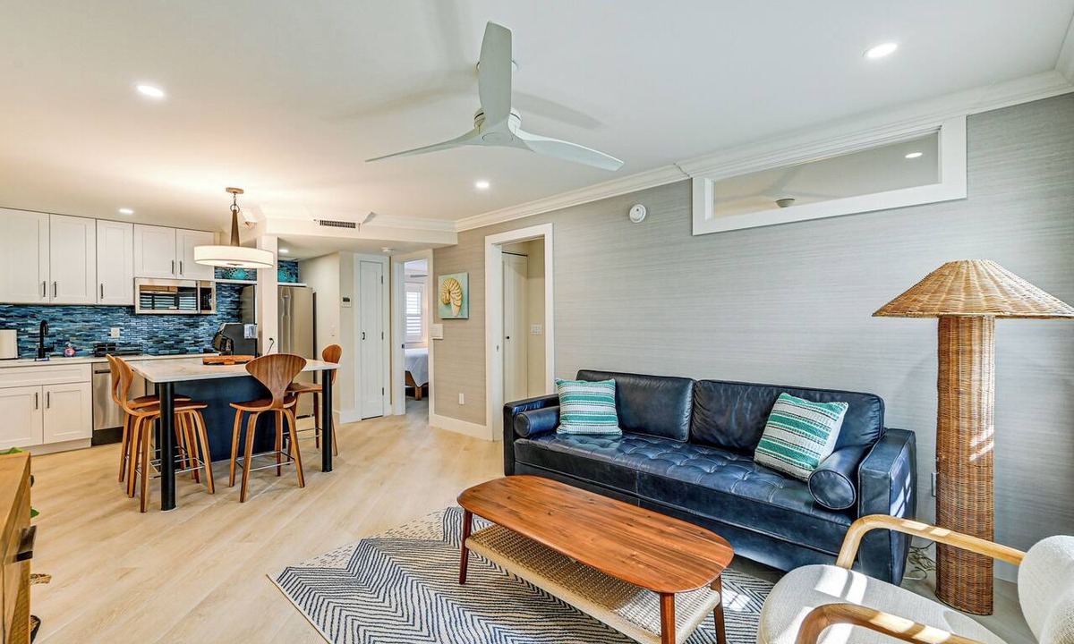 Old Naples Condo | Upscale Naples Condo w/Pool Access: Walk to Pier!