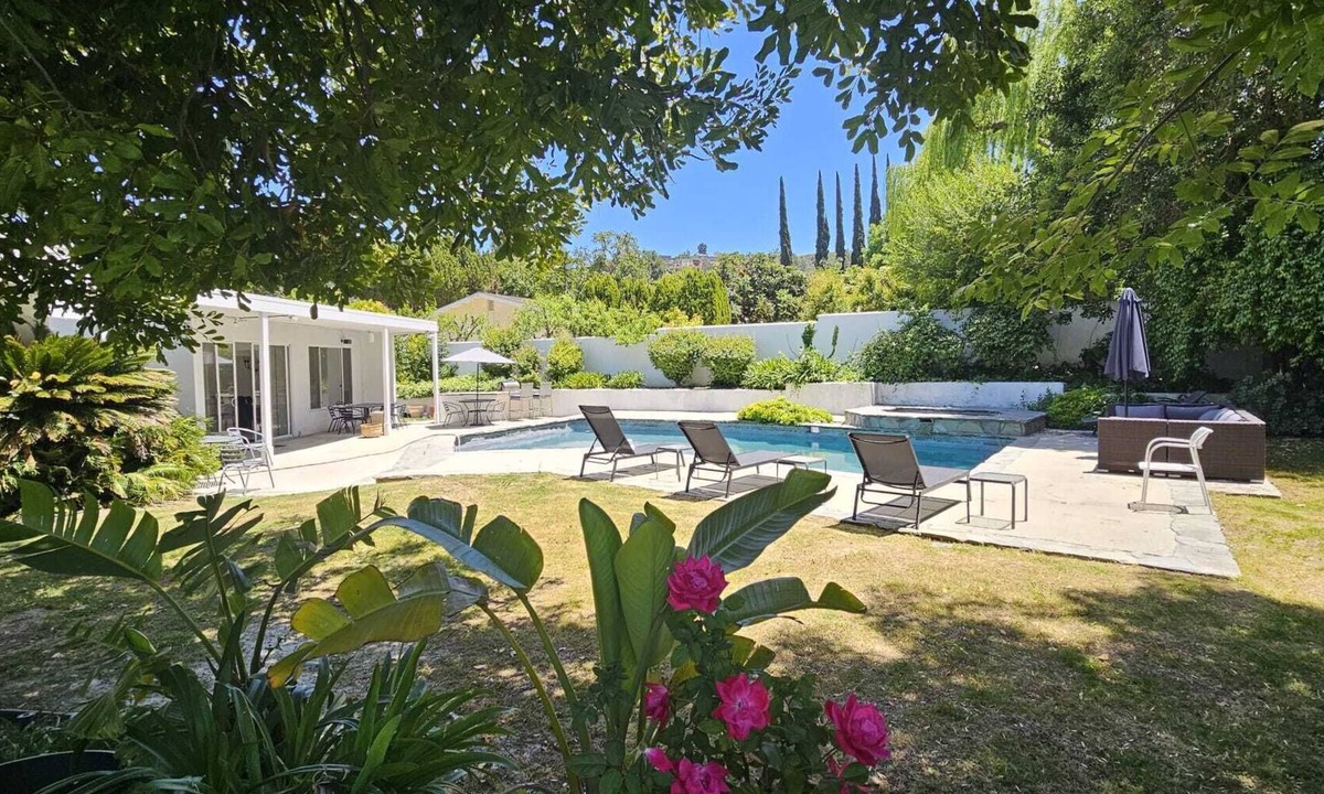 Woodland Hills House | UPSCALE PRIVATE HOUSE RELAX POOL&JACUZZI 4BEDROOM 3BATH exceptional LOCATION