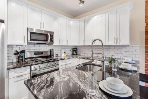Shadyside Apartment | Upscale Shadyside Double King Suite, Private entrance with front porch
