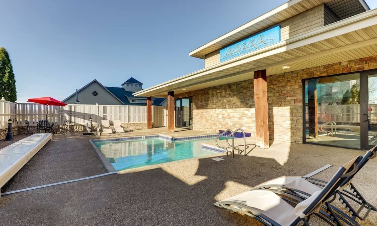 Moline Hotel | Upscale Stay in Moline w/Pool and Gym Onsite | 0.6 mi to John Deere Pavilion