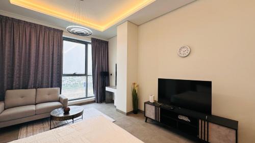 Business Bay House | Upscale Studio Apartment Palm View with Big Balcony Free Parking by Belvilla