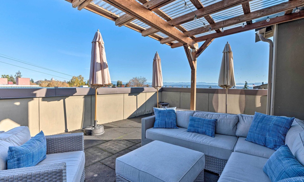 Miller Park House | Upscale Townhome in the heart of Seattle w/views of the Cascades