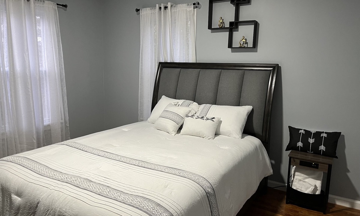 Springfield House | Upscaled Quiet Neighborhood- Modern 3 BDRM