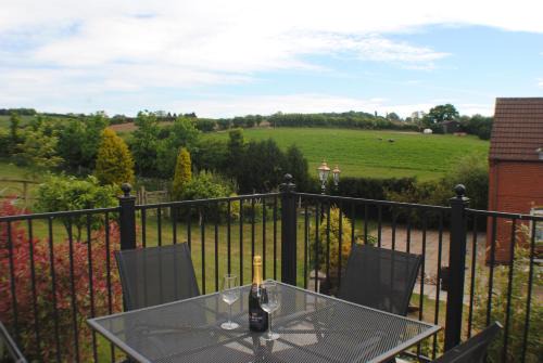 Newark upon Trent House | UPSIDE DOWN HOUSE - Sleeps up to 6 Guests - 2 Bathrooms,Great for Family and Friends Gatherings, Corporate events,Near Sherwood Forest at Fairview Farm in Nottingham set in 88 acres