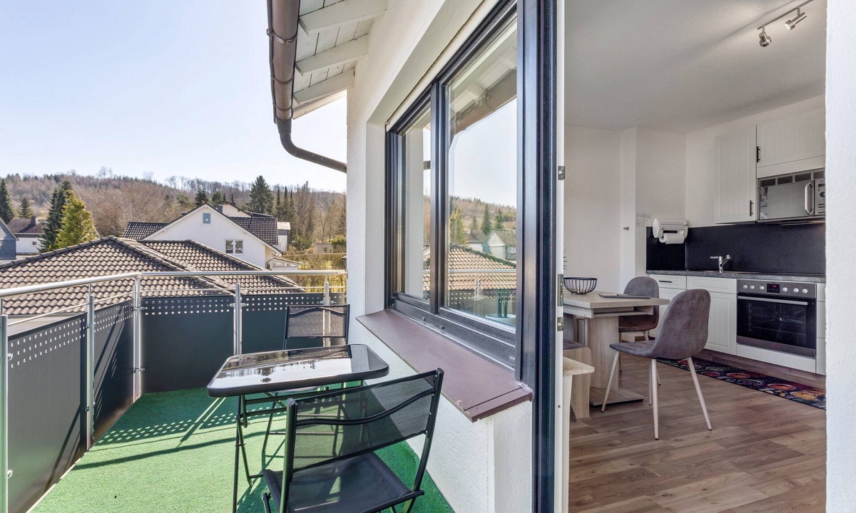 Brilon Apartment | Upstairs Apartment with Private Balcony and Internet