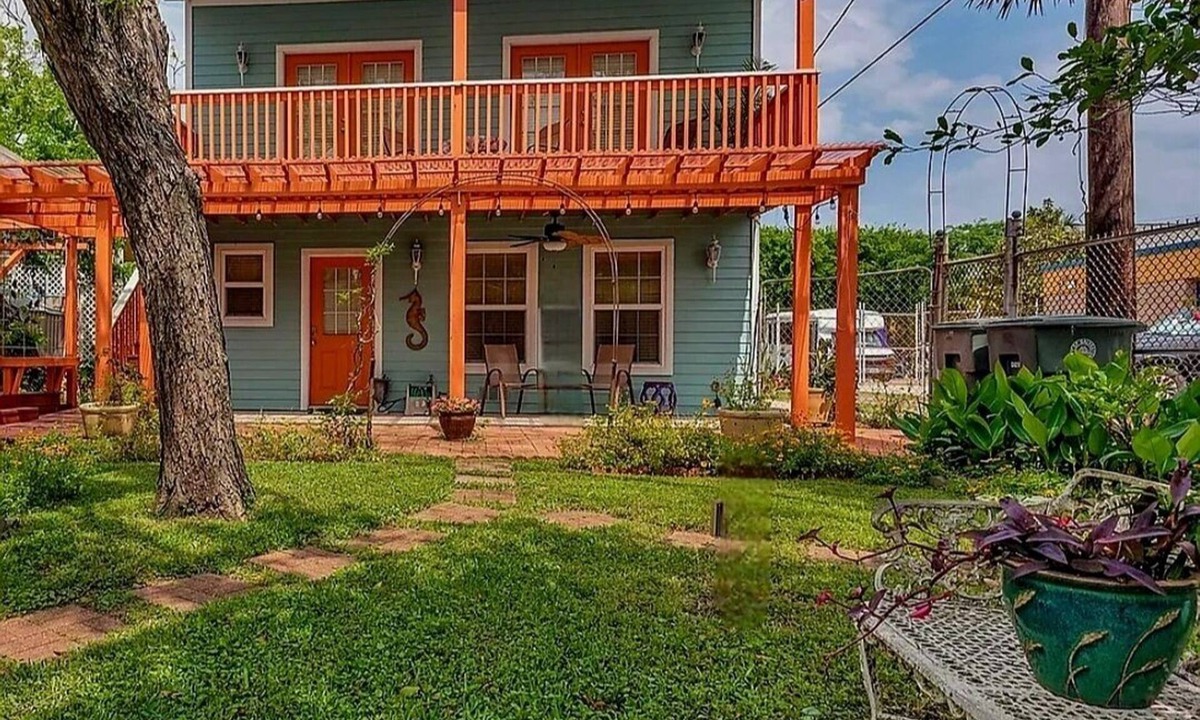 San Jacinto Apartment | Upstairs Studio Cottage with Balcony, steps from the beautiful Seawall & Fun