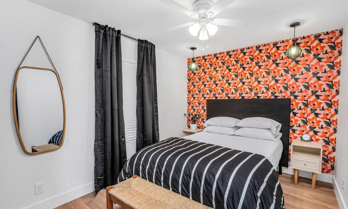 Austin Ave. House | Uptown Peach ~ Creative Space for Productivity ~ Fast WiFi ~ Central Location