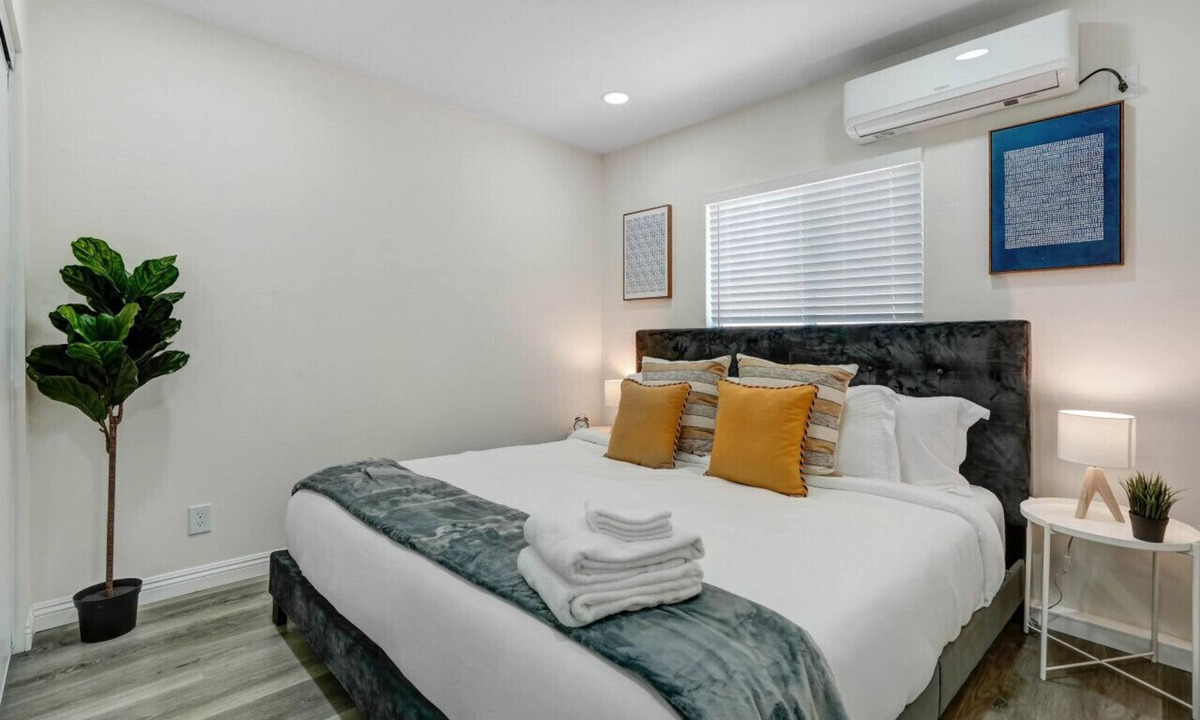 San Gabriel House | Urban Chic Hideout: King Bed, Widescreen TV, and Gourmet Kitchen - Explore the Heart of San Gabriel in Comfort!