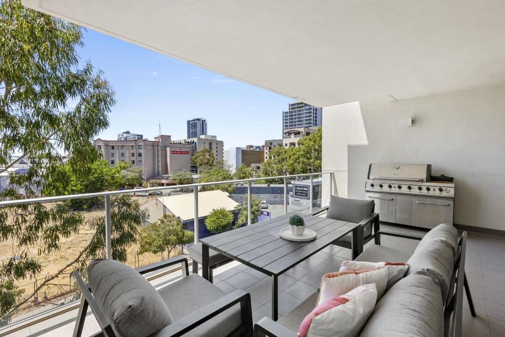 East Perth Apartment | Urban Elegance 3bdrm CATBus PerthCBD,WACA,Optus