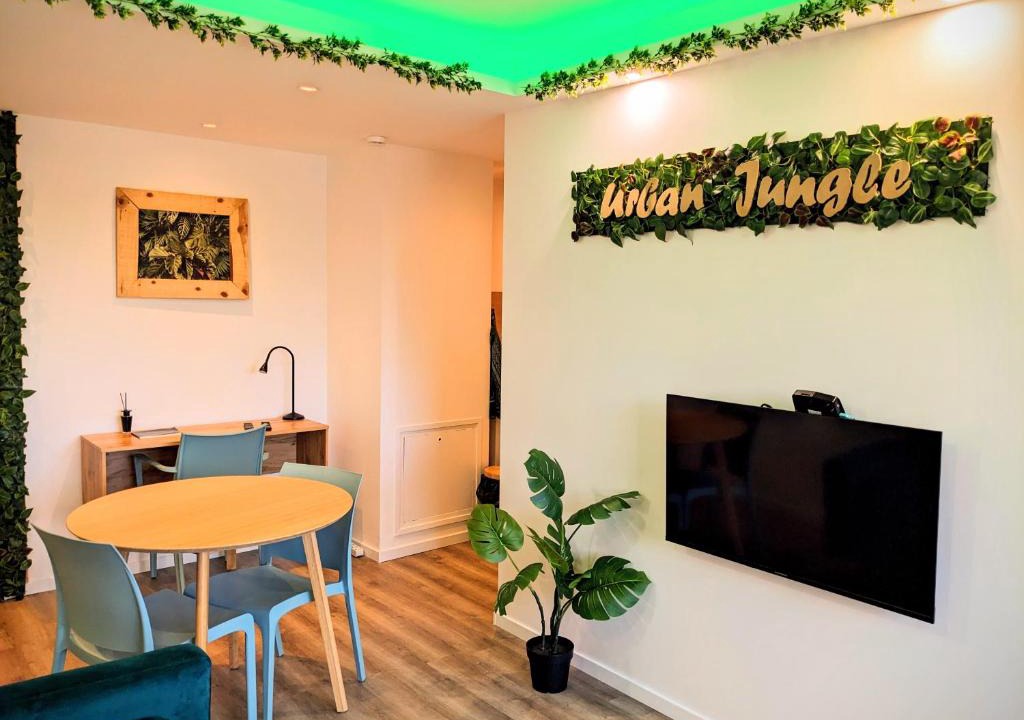 Centre Deux Apartment | Urban Jungle 42