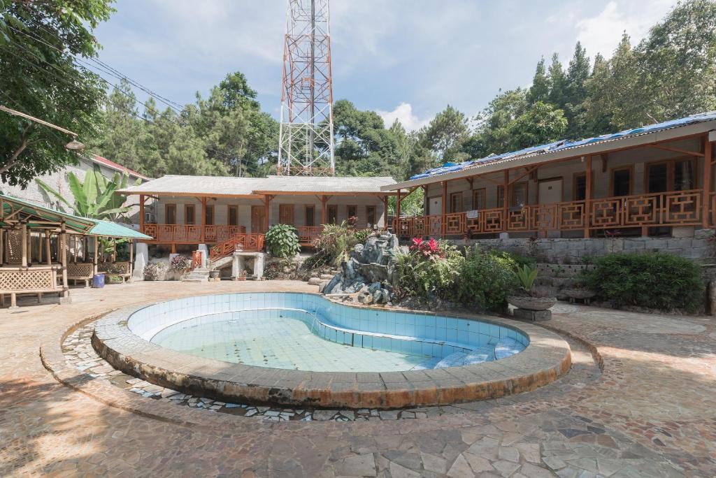 Ciater Hotel | Urbanview Hotel D'Pineapple Villa Ciater by RedDoorz