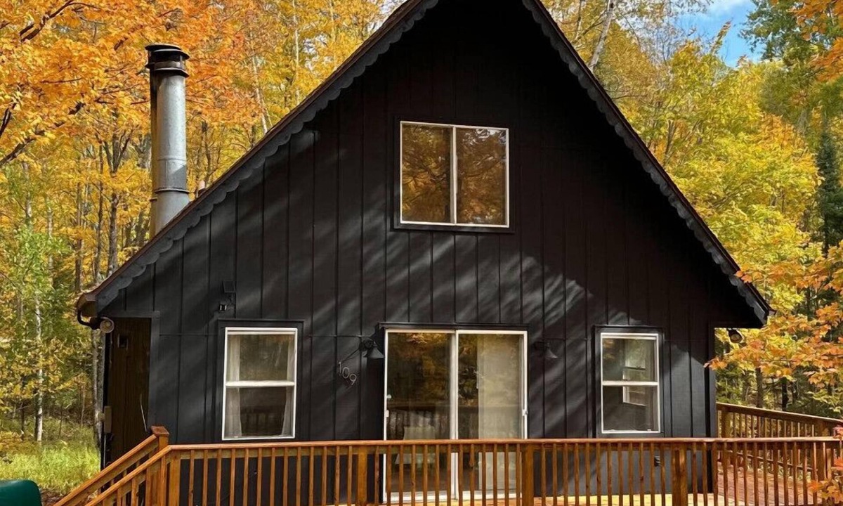 Stambaugh House | URSA LODGE Ski Chalet