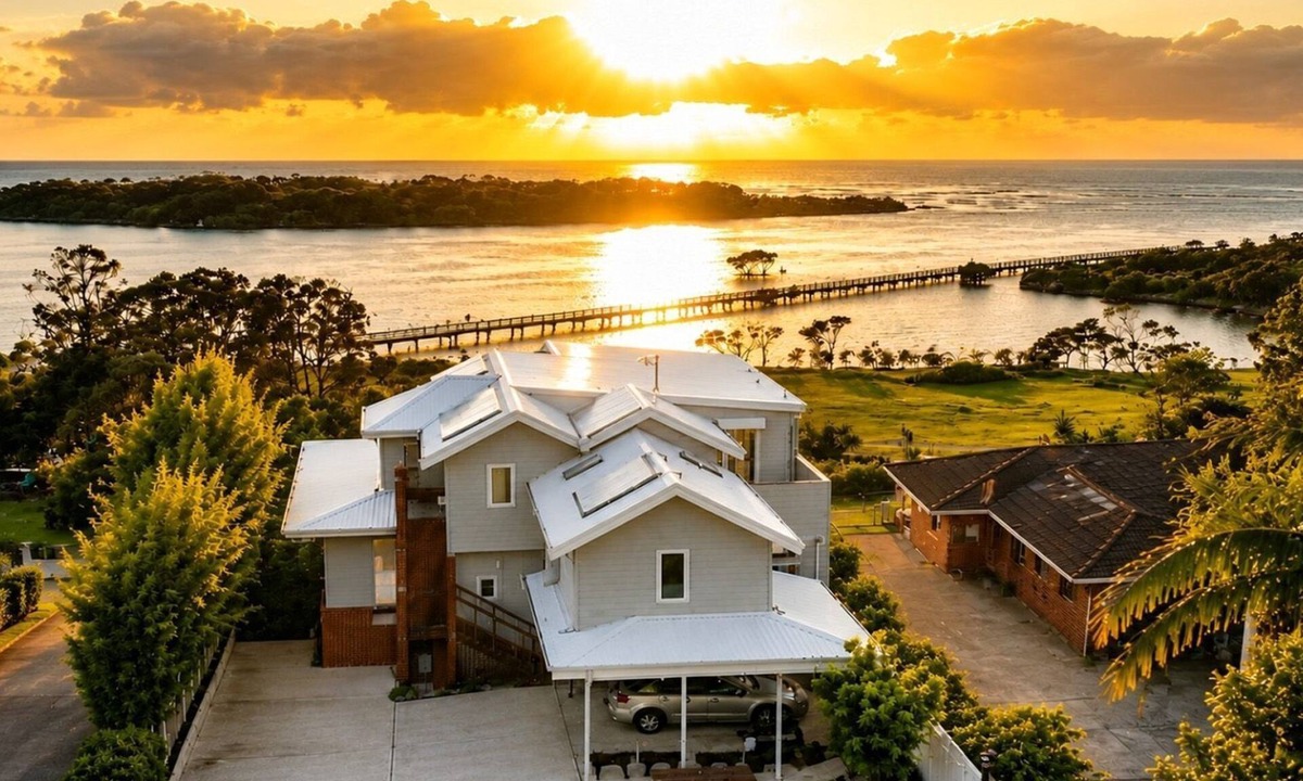Urunga House | Urunga Magic – A beautiful waterfront retreat in Urunga with serene river and ocean views