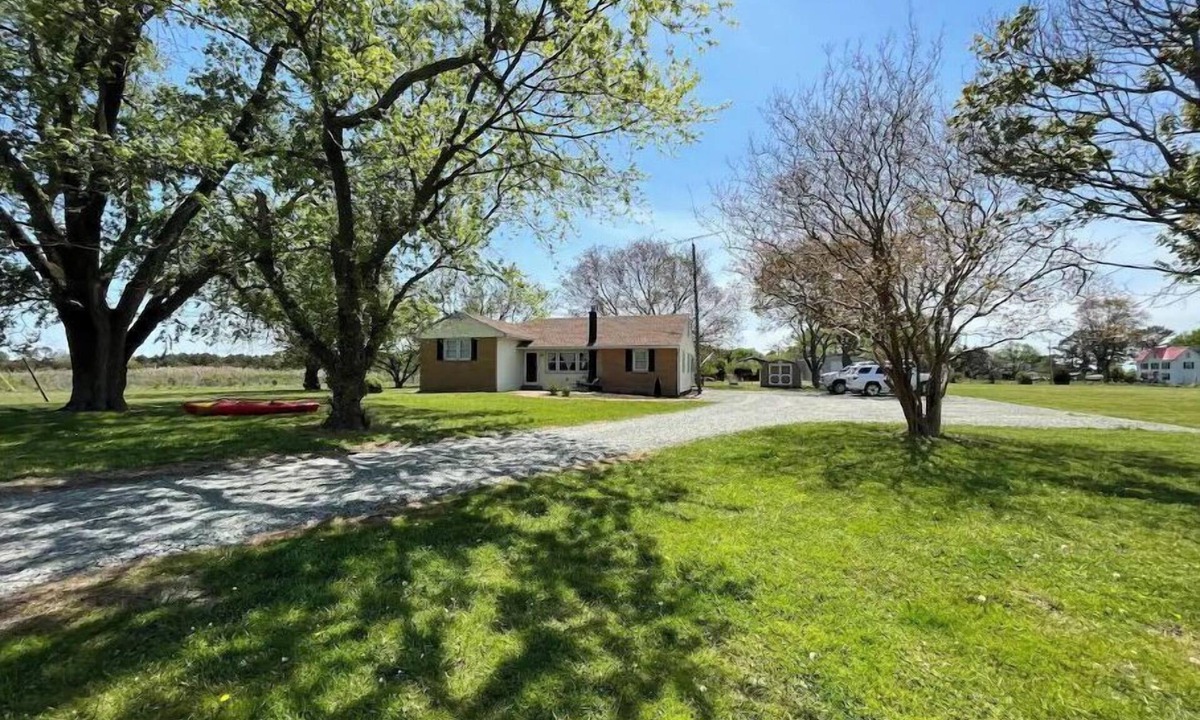 Deal Island House | Quaint Island Getaway