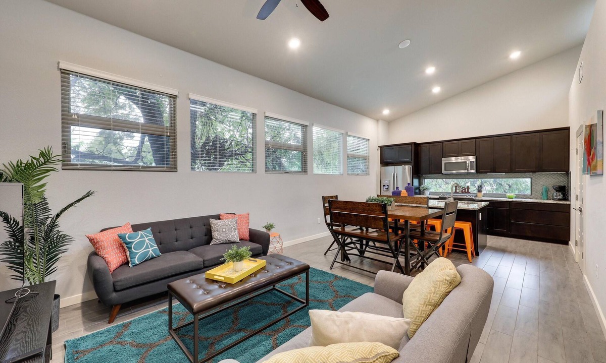 Holly House | UT Football Fave - Mins to Downtown, Rainey St!
