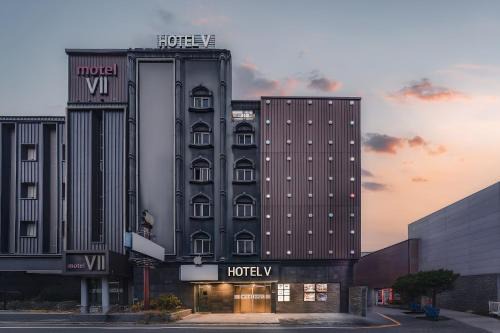 Gumi Hotel | V Hotel