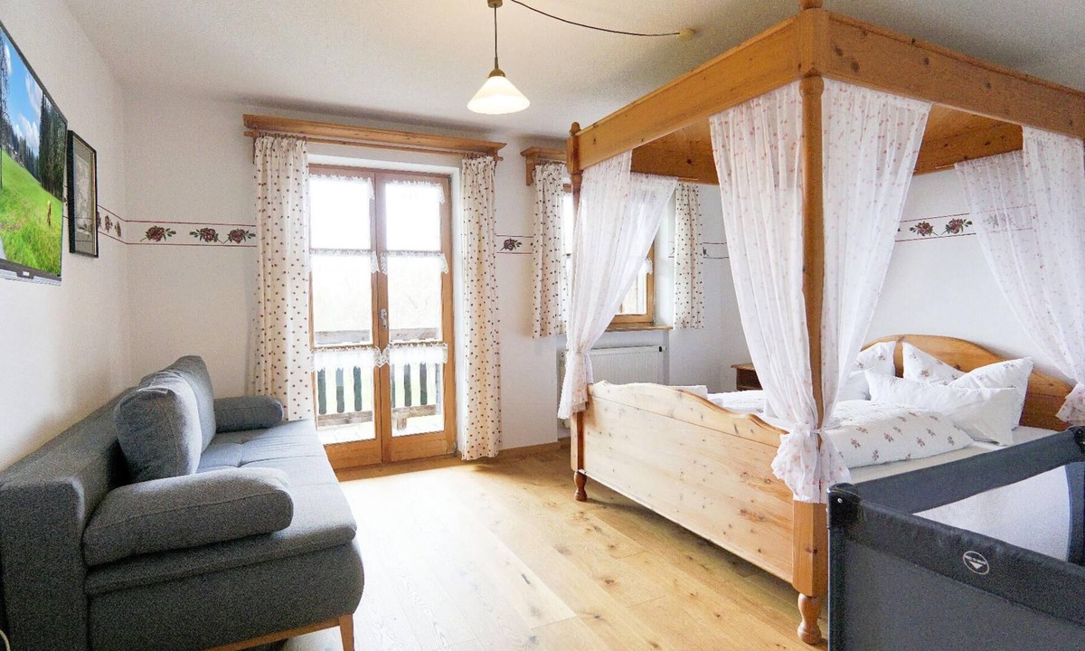 Eppenschlag Apartment | Vacation apartment "Hochzeitszimmer" with balcony and view over the beautiful low mountain range