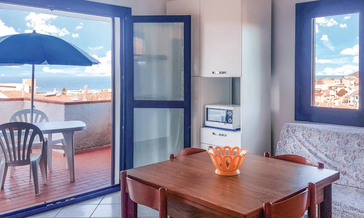 Lu Bagnu Apartment | Vacation apartment on the 1st floor with shared pool 500 m from the sea in Lu Bagno.