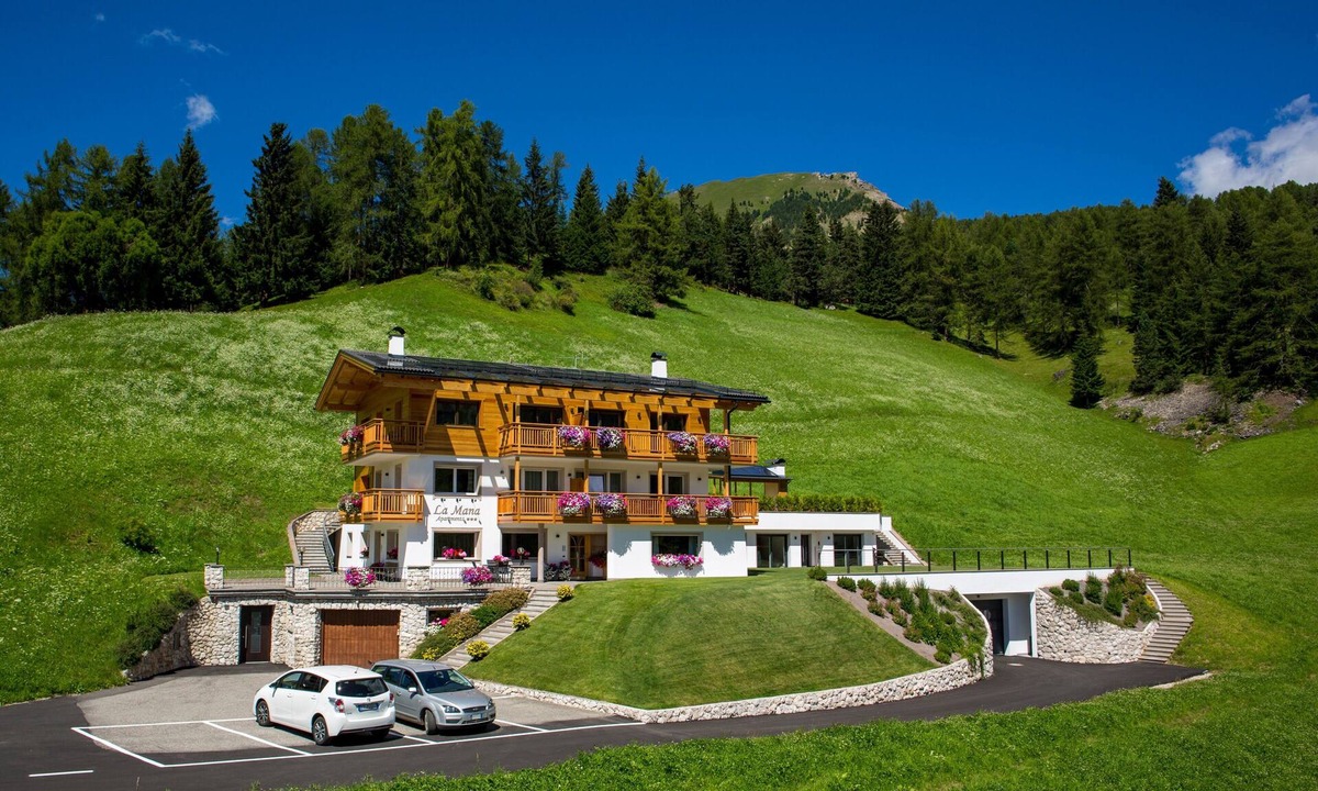 Santa Cristina Val Gardena Apartment | Vacation Apartment "Comfort La Mana" with Mountain View, Wi-Fi & Garden