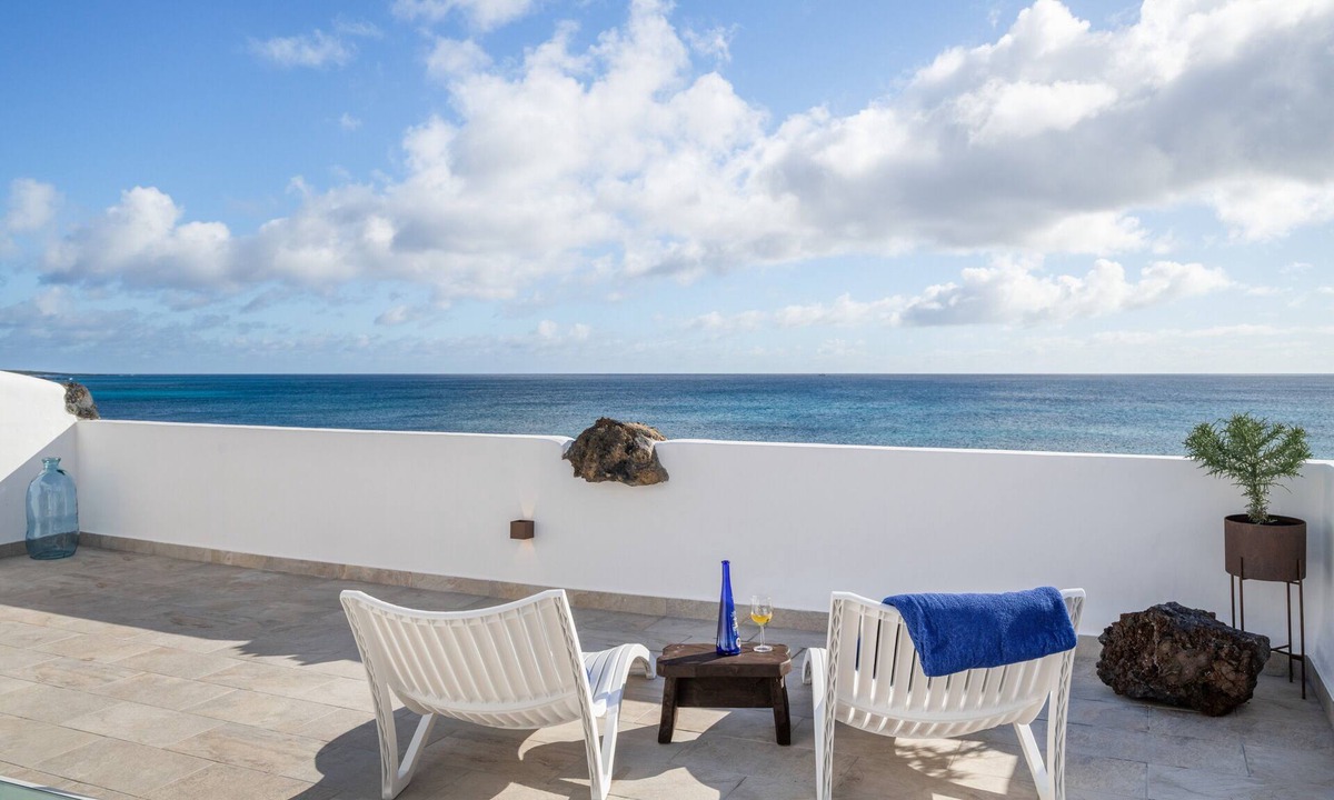 Arrieta Apartment | Vacation Apartment 'Maresía' with Sea View, Wi-Fi and Air Conditioning