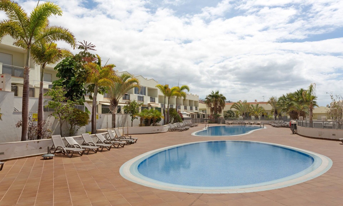 Costa Adeje Apartment | Vacation Apartment 'Obsidian Olivino Miraverde' with Shared Pool, Wi-Fi and Air Conditioning