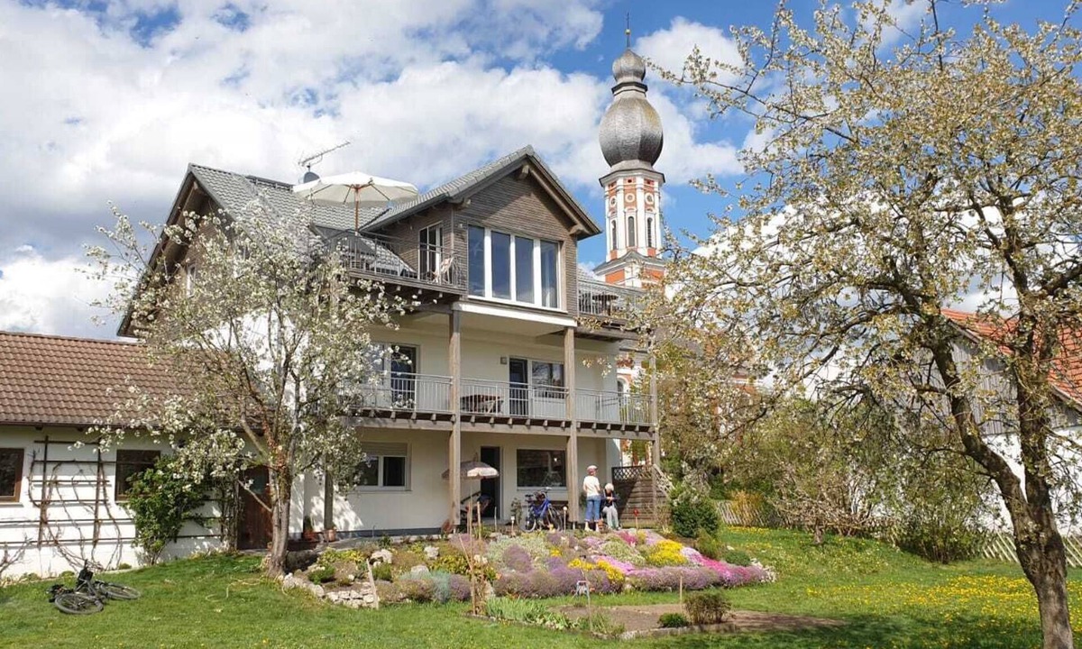 Windach Apartment | Vacation apartment with large balcony, 2km west of the Ammersee, in a quiet location.