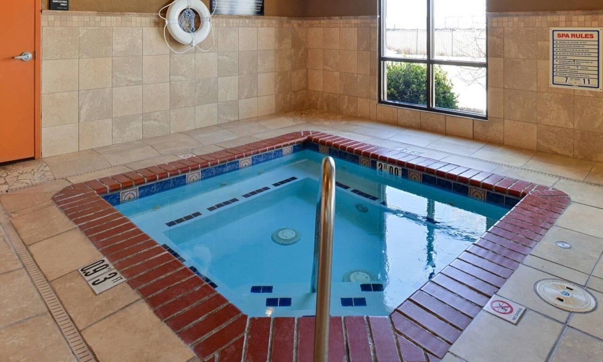 Westside Hotel | Vacation At its Finest! 4 Relaxing Units, Indoor Pool, Pets Are Welcome!