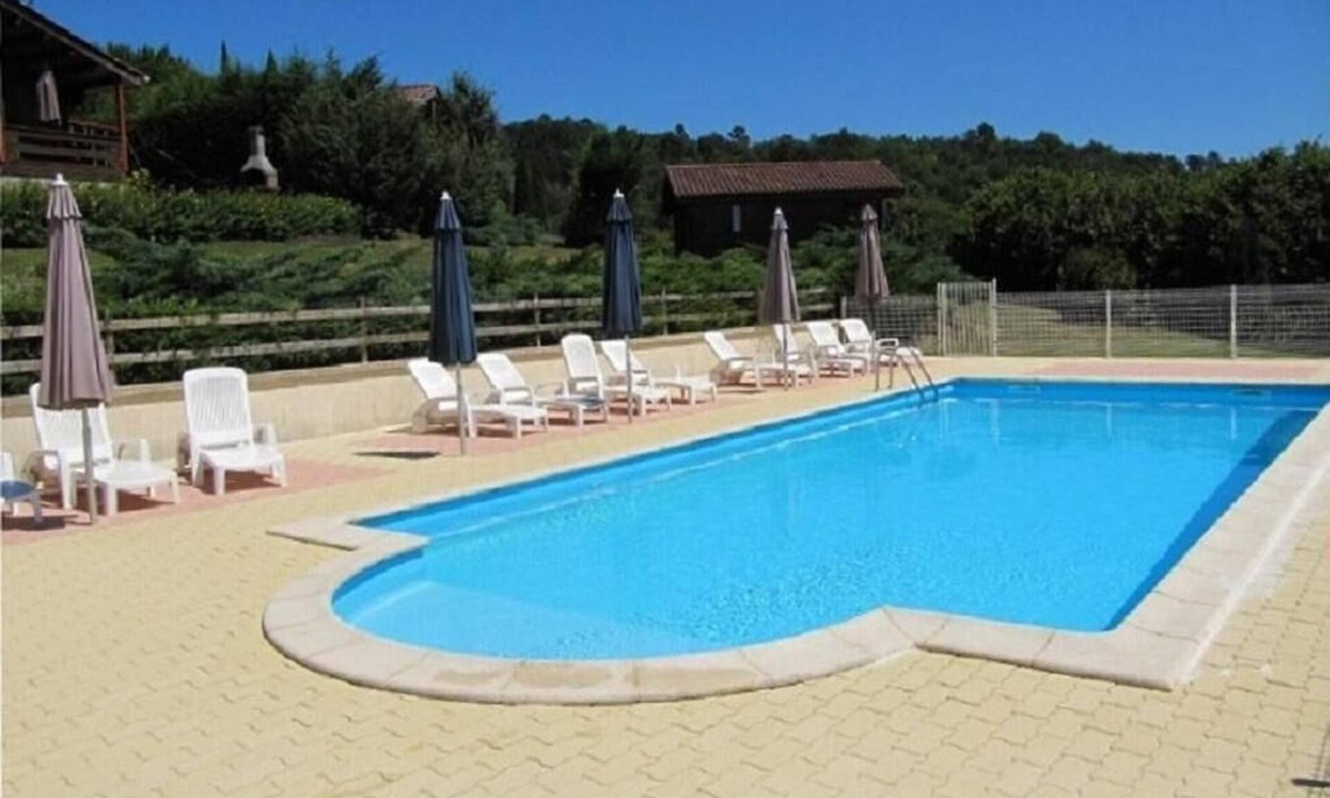 Terrasson-la-Villedieu Ski Chalet | Vacation rentals in Périgord, Quiet air-conditioned chalet, heated swimming pool