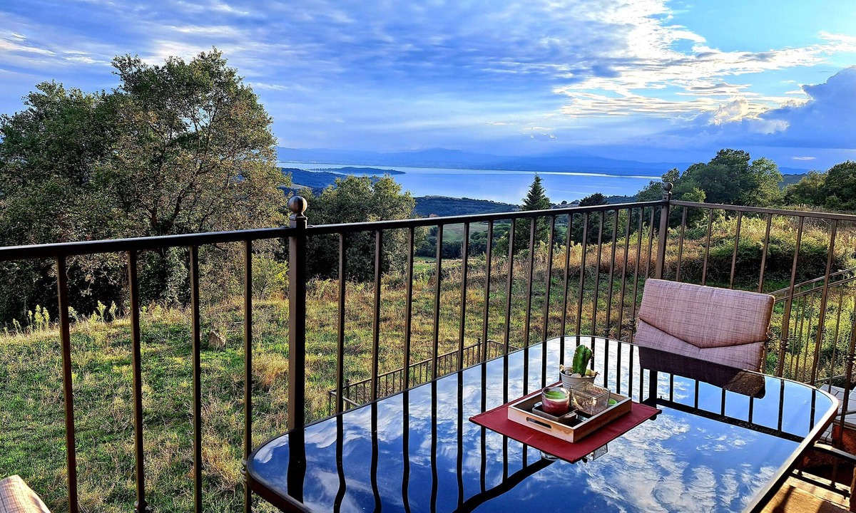 Castel Rigone House | Vacation Home La Perla del Lago-All the comfort of your own home with a lake view!