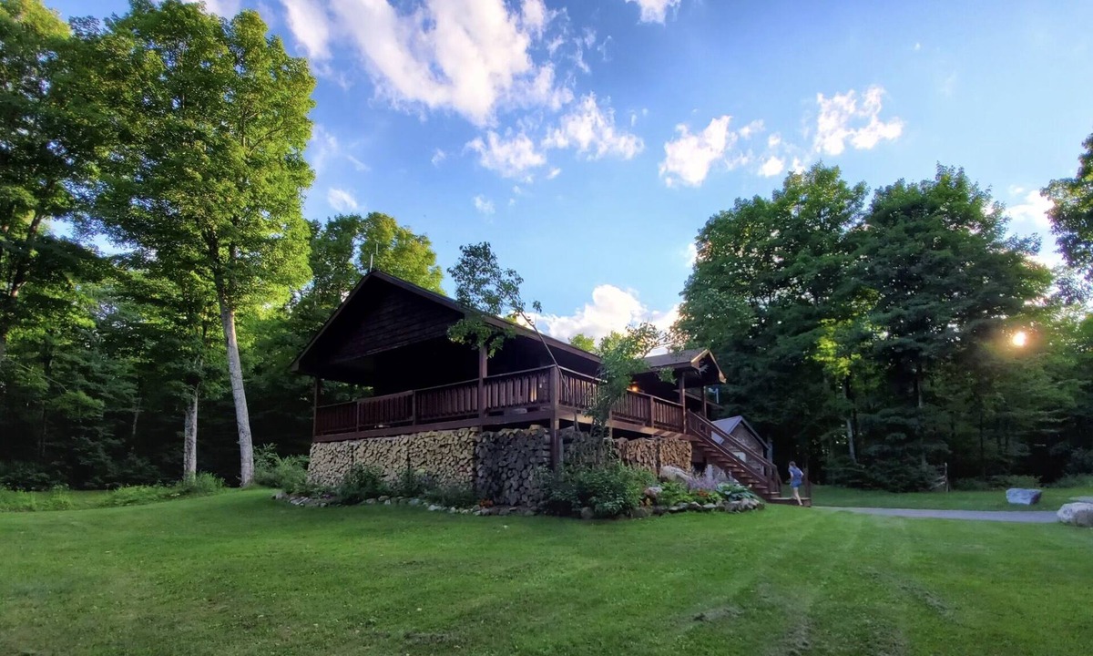 Shingleton House | Vacation home sleeps 20, Close to Lake Superior & Very private.