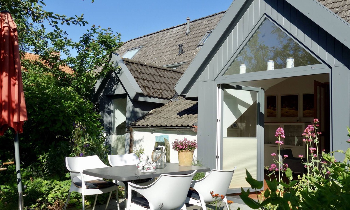 Wolthusen House | Vacation home Wolthuser Warf 3 - emden and sea - idyllic living for 4 close to the city
