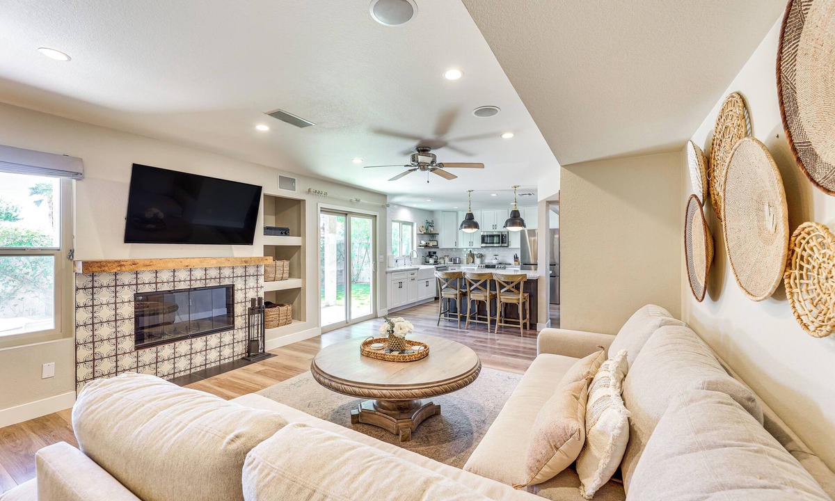 Val Vista Lakes House | Val Vista Lakes Group Getaway: Hot Tub Access!
