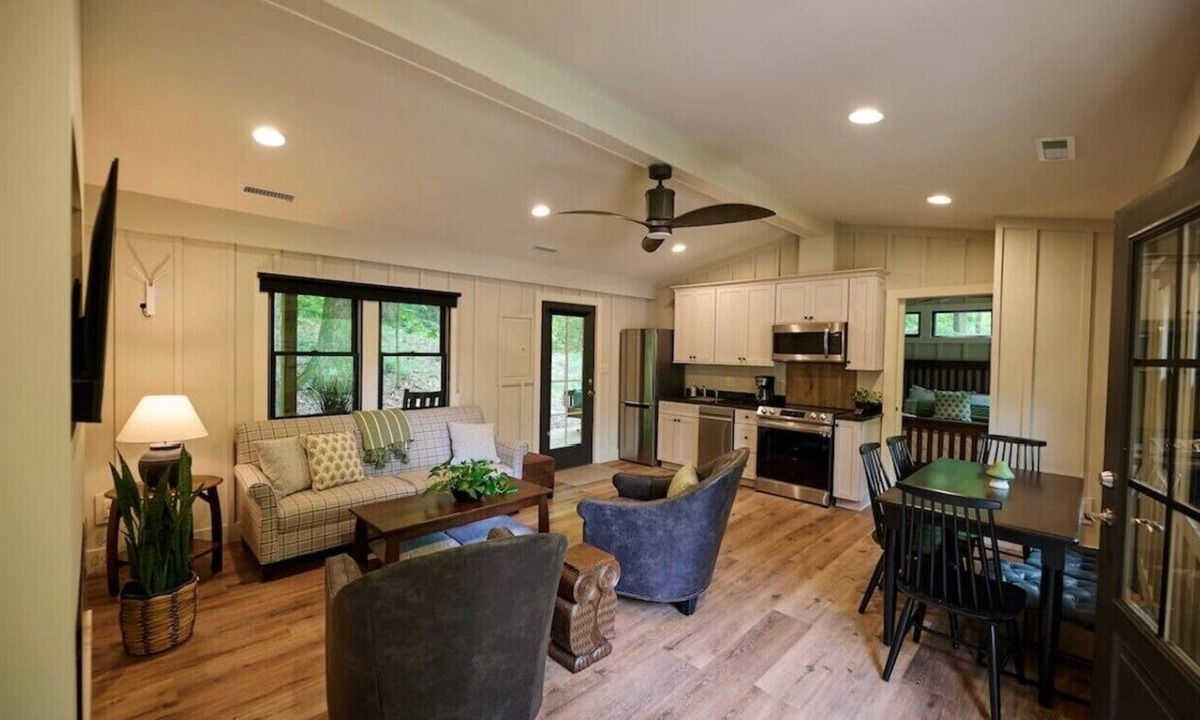 Cuyahoga Falls Cabin | Valley Overlook, Peninsula, Ohio - Luxury Cabin adjoins National Park